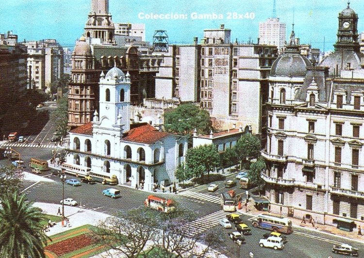 Bedford J6LZ1 - El Trébol - Pedro De Mendoza
Línea 29
Se pueden apreciar varias líneas, 56, 142, 91 y 28, también dos ómnibus de turismo

Foto: Recorte de una tarjeta postal
Colección: Gamba 28x40
Palabras clave: Gamba / 29