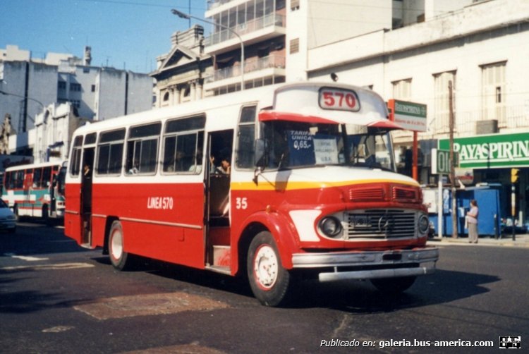 Mercedes-Benz LO 1114 - El Indio - Línea 570
¿VVC 312?
Línea 570 - Interno 35

Fotografía: Marcelo Scévola
Archivo: Pablo Olguín
Palabras clave: Gamba / 570