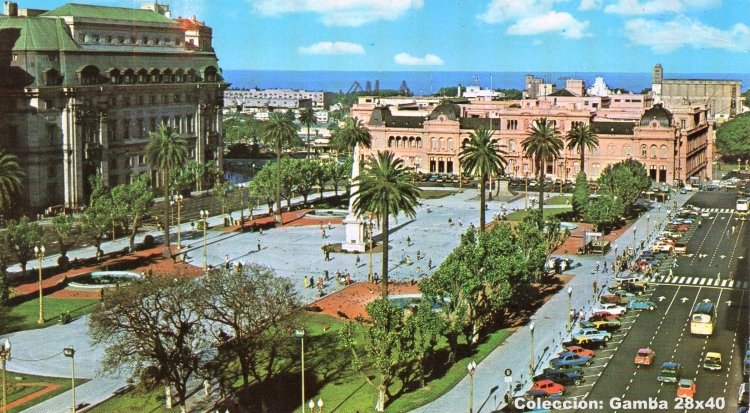 Vista de la Plaza De Mayo
Si bien la imagen no tiene la calidad suficiente, se ve un coche perteneciente a la
línea 56, y más adelante se puede inferir que circula un coche de T.A. San Lorenzo
al servicio de la línea 142

Foto: Extraída de una postal
Colección: Gamba 28x40
Palabras clave: Gamba / post