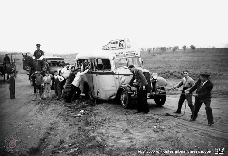 Chevrolet (G.M.C.) - Línea 67
Línea 67 - Interno 58
Pasajeros y conductor empujando el colectivo de la línea 67, atascado en la General Paz. Buenos Aires, 1938.

Fotógrafo: ¿?
Archivo General de la Nación, Documento Fotográfico. Inventario 9985.
Originalmente Fotografía editada de la Revista El Auto Colectivo
Imagen original aportada por Gustavo Libares

Palabras clave: Gamba / 67