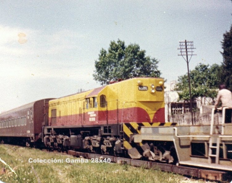 G.M - E.M.D. - GR 12 W - Ferrocarriles Argentinos
Línea Sarmiento - Unidad 6586
Playa de maniobras de la estación Caballito

Archivo: Mateo Giordano
Colección: Gamba 28x40
Palabras clave: Gamba / FFCC