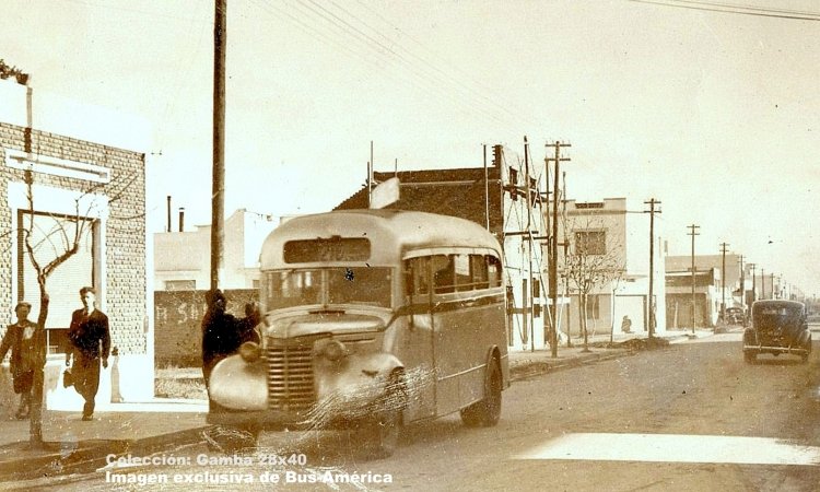 Chevrolet (G.M.C.) - El Trébol - C.T.C.B.A.
Línea 216
Al dorso de la fotografía se lee "Vista de la calle Estrada" , supongo del
partido de General San Martín, apenas se aprecia el nombre de este municipio
en el cartel de destinos. En cuanto al número de línea, no he encontrado datos

Foto: Autor desconocido
Colección: Gamba 28x40
Palabras clave: Gamba / 216
