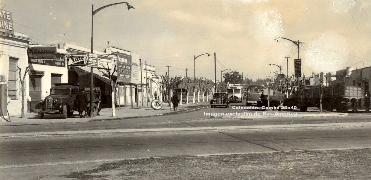 Isotta Fraschini - Caproni (en Argentina) - C.T.C.B.A. 
Línea 49
Al dorso de esta fotografía, manuscrito, versa Av Chicago y General Paz, creo no es
la ubicación correcta, se aprecia, a la izquierda en el cartel de la gomería Provincias
Unidas 10, o sea el fotógrafo da la espalda a la Capital Federal.
Vemos un colectivo que se aleja perteneciente a la línea 10, hoy 180, de La Vecinal de La Matanza, que sí circulaba por allí
Llama la atención el estado impecable del Isotta, sin reformas en su frente, caso común
en estos coches a medida que avanzó su uso, por esto último la foto no ha de superar
el año 1950.
(Datos de izquierda a derecha)

Foto: Autor desconocido
Colección: Gamba 28x40
Palabras clave: Gamba / Isotta