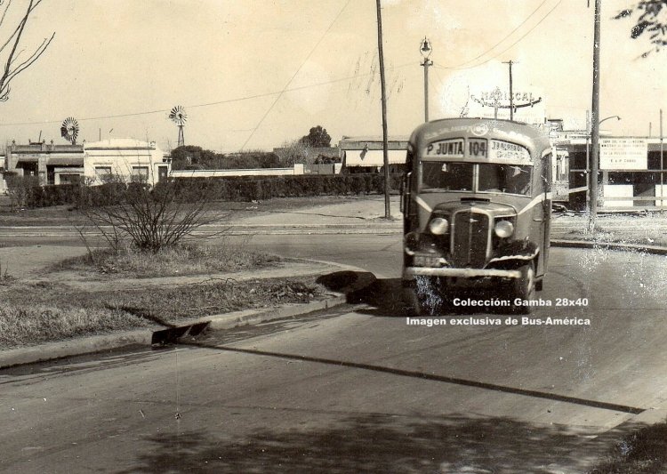 Chevrolet - La Industrial - S.O.T.A.
12-830
Ciudad de Buenos Aires
Línea 104
Imagen de los primeros tiempos, de esta línea de emergencia, creada a mediados de la 
década del 40
Al poco tiempo, mudó su cabecera a la estación Villa Lugano, para más tarde cambiarla por
la actual de Liniers  

Foto: Autor desconocido
Colección: Gamba 28x40
Palabras clave: Gamba / 104