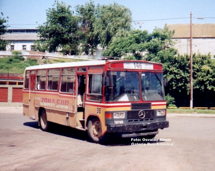 Mercedes-Benz OC 1214 - Alcorta - Empresa Zona Sud
T 097888
Línea 146 - Interno 38
Típico frontal que prestó servicio en Tucumán, aquí trabajando en una
empresa rosarina

Fotografía: Osvaldo Abner
Palabras clave: Gamba / 146