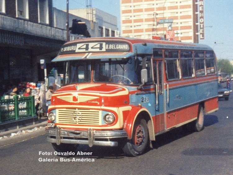 Mercedes-Benz LO 1114 - Supercar - Transportes Pompeya
Línea 44 - Interno 213
Línea que conservó estos colores por poco tiempo más, el interno de la 
unidad, nos indica su pertenencia al grupo D.O.T.A.

Fotografía: Osvaldo Abner
Palabras clave: Gamba / 44