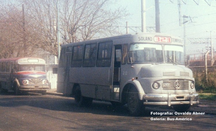 Mercedes-Benz LO 1114 - El Detalle - La Perla
S 478372

Línea 323 (Prov. Buenos Aires) - Interno 20
Tiempos difíciles, no teníamos tiempo o dinero para darle color

Fotografía: Osvaldo Abner
Palabras clave: Gamba / 323