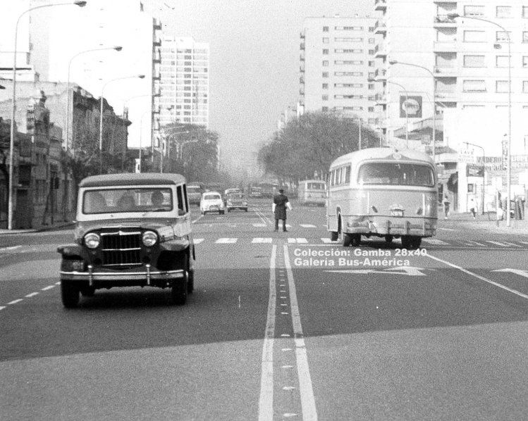 Mercedes-Benz - Vaccaro - Transportes Del Oeste
Línea 136
Vista trasera de un coche de TDO.
Por delante de este marcha un Leyland Royal Tiger, carrozado por
Serra, posiblemente al servicio de la línea 2. Como en varias fotos 
de la época, no podía estar ausente la Estanciera

Foto: GP Producciones
Colección: Gamba 28x40
Palabras clave: Gamba / 136