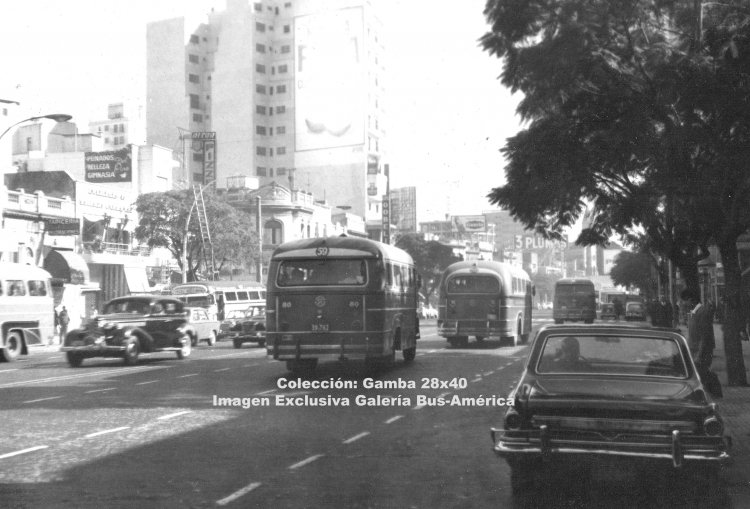 Mercedes-Benz L 312 - Quilmescarr - M.O.C.B.A.
39 762
Ciudad de Buenos Aires
Línea 59 - Interno 80
Toma fotográfica de la Av Cabildo
Se aprecian dos coches de la línea 59, el de adelante carrocería El Indio,
más adelante un F.A.C., probablemente de la línea 161, parece portar aún
el número 19, y de frente se escapa un carrozado por La Estrella y detrás de
este, un L 312 El Indio de la línea 68

Foto: GP Producciones
Colección: Gamba 28x40 
Palabras clave: Gamba / 59