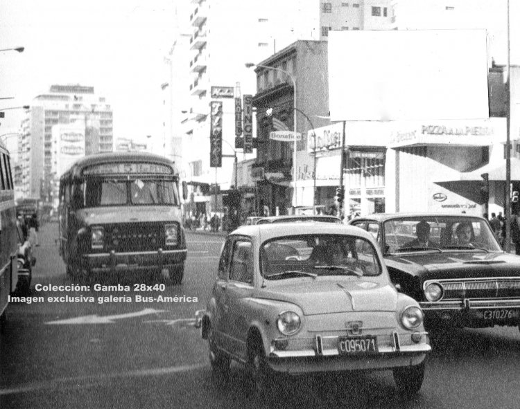 Chevrolet C/50 - El Detalle - Transportes Floresta
Línea 5
Al mencionar Transportes Floresta y Chevrolet, lo primero que se nos presenta
para asociar, es Serra, pero este no lo era.
Plaza Pueyrredón, más conocida como Flores, a principios de la década del 70

Foto: GP Producciones
Colección: Gamba 28x40
Palabras clave: Gamba / 5