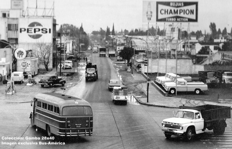 Mercedes-Benz LO 911 - El Detalle - Sur-Nor
Línea 15 - Interno 48
Imagen tomada en la intersección de Av Marquez y Panamericana.
Hoy ha cambiado bastante el paisaje de ese lugar

Foto: GP Producciones
Colección: Gamba 28x40
Palabras clave: Gamba / 15