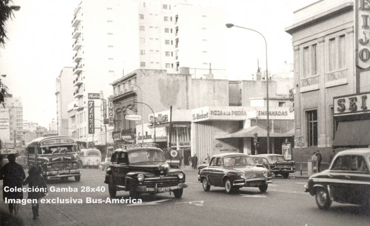 Mercedes-Benz LO 1112 - Alcorta - Línea 76
Línea 76 - Interno 32
Imagen tomada desde la Plaza Pueyrredón
Se aprecia en el margen izquierdo, semitapado, un coche de la 
línea 88, L.E. Liniers, y a la derecha del coche protagonista, un
coche de la línea 141 con una particular luneta, de forma ovoidal,
¿puede ser La Favorita?

Foto: GP Producciones
Colección: Gamba 28x40
Palabras clave: Gamba / 76