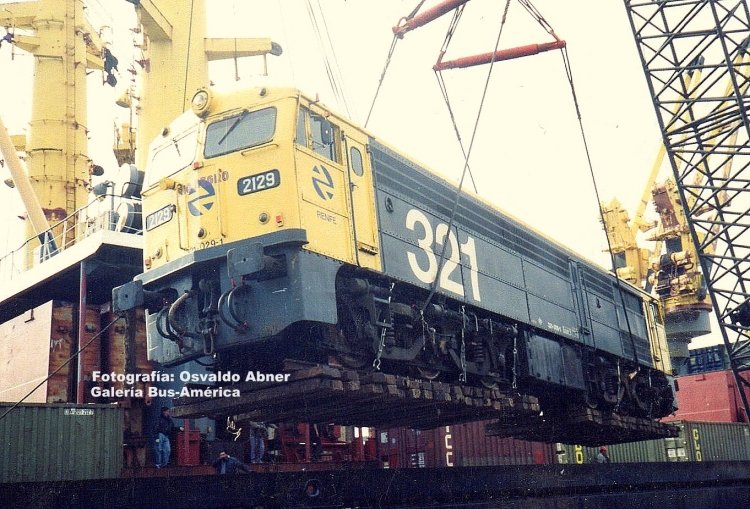 ALCo FPD-9 (en Argentina) - Se.Fe.Pa.
Locomotora ex RENFE, adquirida por Se.Fe.Pa., para sus servicios 
a Bariloche, aquí llegando al país, lamentablemente corrió la misma
suerte que el variado material ferroviario, usado, que llegó a estos
lares, terminó desguazada

Fotografía: Osvaldo Abner
Gestión: Pablo Olguín
Palabras clave: Gamba / FFCC