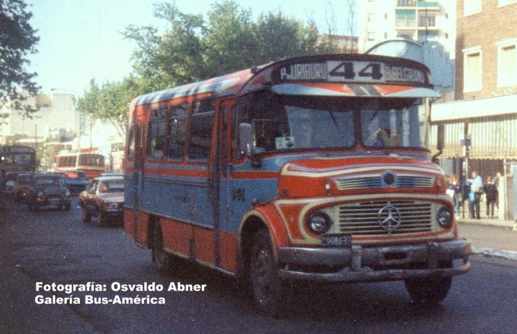 Mercedes-Benz LO 1114 - San Juan - Transportes Pompeya
C 998633
Línea 44 - Interno 231
El número de interno indica la existencia del traspaso a D.O.T.A. , fue la primera línea adquirida, en su carrera por la gran expansión que se avecinaba 

Fotografía: Osvaldo Abner
Gestión: Pablo Olguín
Palabras clave: Gamba / 44
