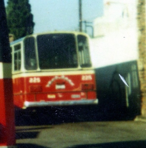 Mercedes-Benz LO 1114 - Bi-Met - Empresa Línea 216
B 2035688
Línea 632 - Interno 225
Acá vemos un BiMet que salió de fabrica al mismo tiempo que el 343 
de la foto anterior, pero este NO VENIA provisto de luneta semiciega. 
No se si era opcional o si como el de esta foto eran los remanentes 
hasta terminar la producción.
