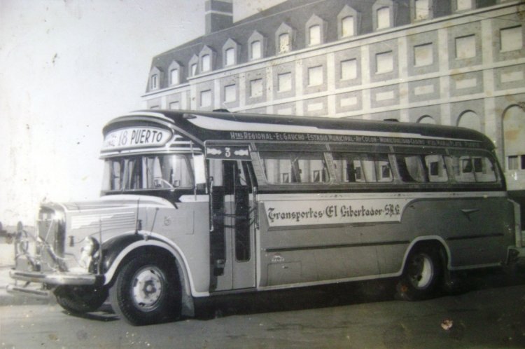 Mercedes-Benz L 312 - Velox - El Libertador S.R.L.
Línea 18 - Interno 3
Aprovechando que hemos visto una hermosa maqueta de un 
A y A Rusca de esta línea, aquí otro exponente de esa época: 
un Velox 1963, en clasiquisima toma fotográfica frente al Casino. 
Foto  ENORME gentileza del Sr. Sauro, componente en El Libertador 
y ex Presidente de "Martín Güemes".
