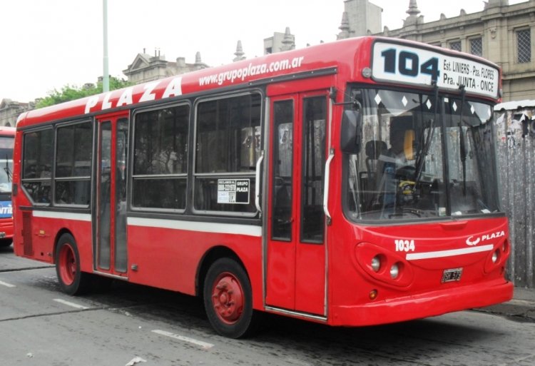 El Detalle OA 106 - El Detalle - Empresa de Transportes Línea 104
DSH 579
Línea 104 - Interno 1034
A la ya contrarestante imagen de un frente de La Favorita en un OA106, 
le agregaron esa puerta made in PLAZA, que ya el año pasado la tenía, 
pero enteramente pintada de negro con lo cual pasaba mas desapercibida. 
Al ser repintada de rojo, el contraste con el vidrio transparente resalta aún 
más sus ángulos tremendamente rectos. 
Foto Plaza Miserere, 8 de noviembre de 2013
