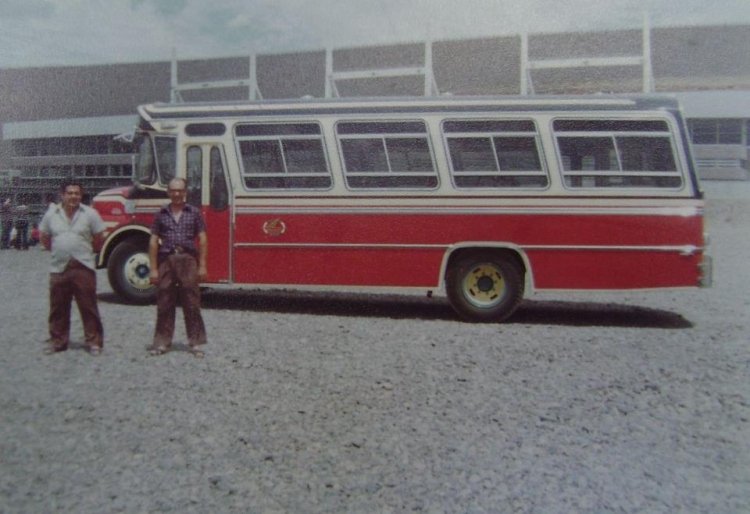 Linea 166 Interno 35 Flota Luchetti
Otro 35 de la flota de Luchetti. Detalle: El escudo de la empresa, en vez de ser el ala azul de esos años, era un ala de otro estilo en color oro, tipo Aerolineas Argentinas. Otro pedido especial de los Luchetti a Carrocerías Ala...
Palabras clave: 216 166 35 luchetti