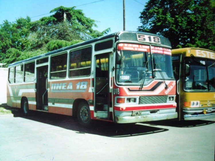 Mercedes-Benz OH 1316 - Ottaviano - Línea 18 S.R.L.
B 2655975 - RKQ 392
Línea 518 - Interno 18
Otra foto de tiempos pre SUT. En este caso un 518 "clásico" al lado 
de un "ESTE" que en su parabrisas aclara que la linea es la 518. 
Noviembre de 2001
