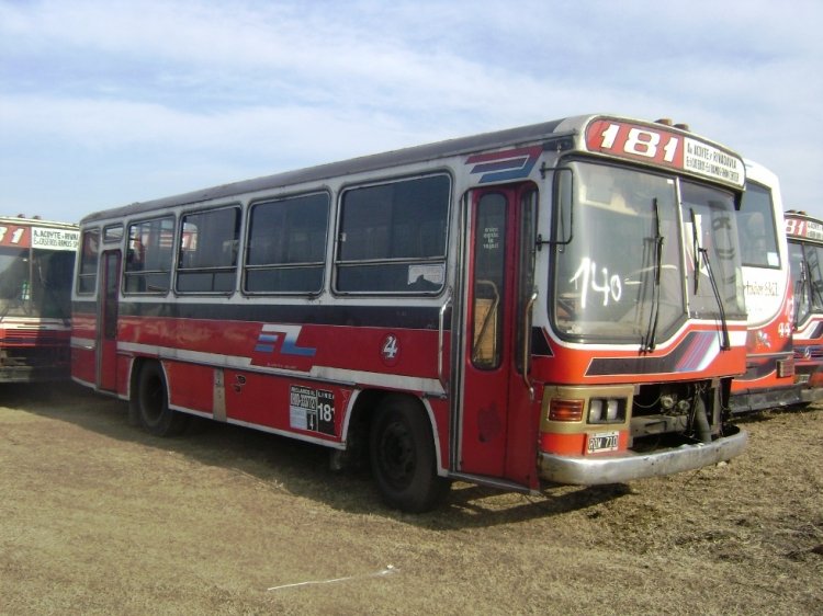 Mercedes-Benz OF 1214 - La Favorita - El Libertador 
B 2301466 - RQW 710
Línea 181 - Interno 4
Así quedaron los coches de la 181 cuando "El Libertador" le dió paso a "Siglo XXI",
arrumbados en el playón de Isidro Casanova de "Transporte Ideal San Justo".
En la imagen, el interno 4, proveniente de la marplatense "Martín Güemes",
donde fuera el interno 59, y a su vez ex Linea 551 "Tpte. 25 de Mayo" Interno 35.
