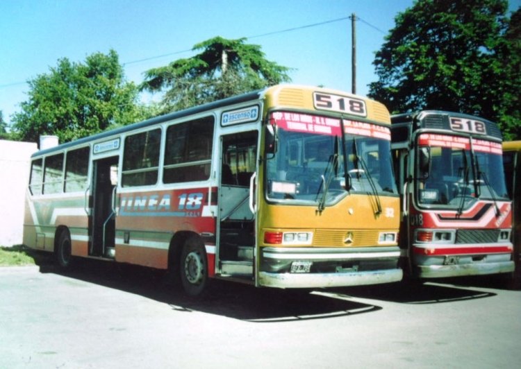 Mercedes-Benz OH 1320 - Ottaviano - Línea 18 S.R.L.
AFX 764
Línea 518 - Interno 32
Tiempo pre SUT, un futuro Ocre al lado de un 518 hecho y derecho. 
Noviembre de 2001.
