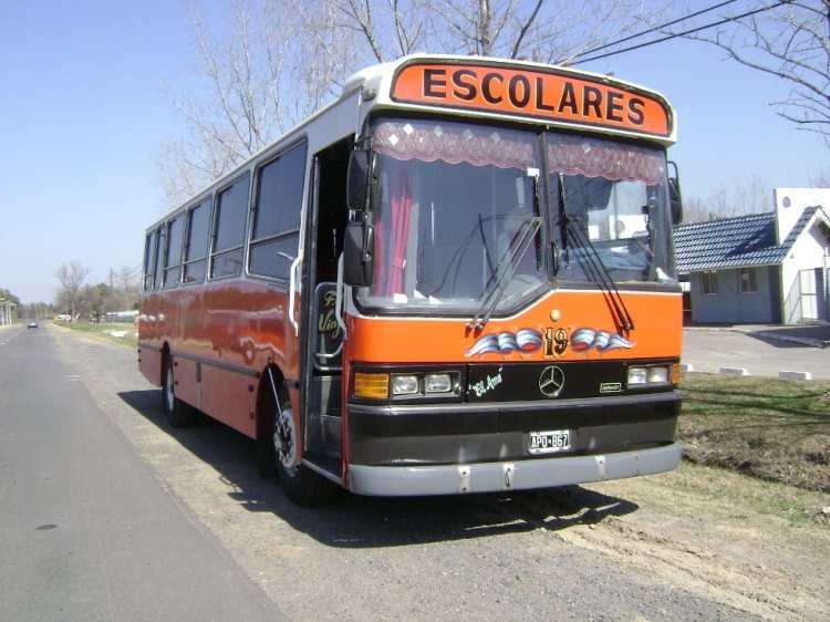 Mercedes-Benz OHL 1320 - Splendid - Escolar
APO 867
Aqui vemos una imagen actual de este Splendid que tuviera largo derrotero 
por diferentes lineas de la zona Sur Bonaerense. 
Debutó en 1995 en la Linea 148, pasó por la Linea 299 "9 de Julio". 
En Diciembre de 2002 llegó a la Linea 404 "Tptes del Sur" donde fuera el coche 9, 
mismo interno que utilizó en el Verano de 2006 cuando se fue a Mar del Plata 
a reforzar uno de los últimos veranos de la Linea 221 "Rápido del Sud". 
Estuvo en la 404 hasta 2009, cuando lo encontré por la zona de Glew ya pintado de Escolar.
Foto 23/08/2009
http://galeria.bus-america.com/displayimage.php?pos=-27298
http://galeria.bus-america.com/displayimage.php?pos=-27304
