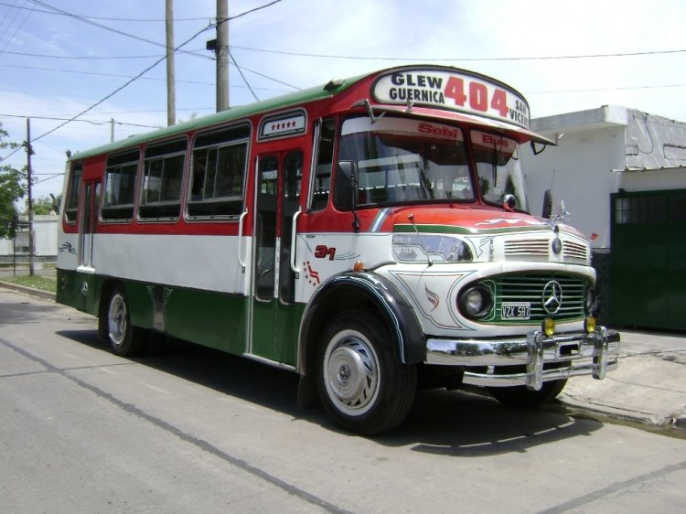 Mercedes-Benz LO 1114 - El Diseño - Transportes del Sur
C 1217402 - VZX 587
Línea 404 - Interno 31
Unidad modelo 1984, ex Linea 67 Interno 22, pertenece a un empleado de la Linea 404
quien lo utiliza para viajes particulares, ornamentado de esta manera 
Tiene cerrada la puerta trasera.
Glew, 01/12/2007
