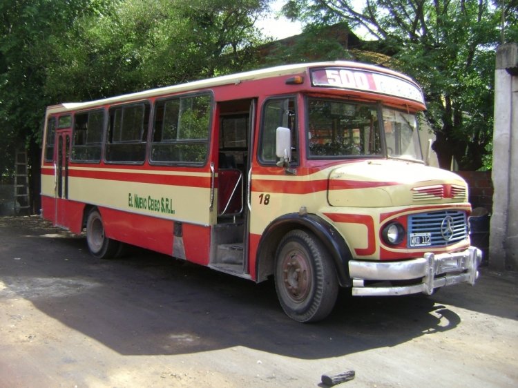 Mercedes-Benz LO 1114 - Supercar C.13/A - El Nuevo Ceibo
S.535842 - WKO 112
http://galeria.bus-america.com/displayimage.php?pos=-28169

Línea 500 - Interno 18
14 años después de la foto obtenida por el Ruso, así se encontraba 
este Supercar, ya bajo la órbita de "El Nuevo Ceibo", y con la ausencia 
notoria de filetes tanto en el nombre de empresa como en el numero de 
interno. En 2010/2011 llegaría su reemplazo, un Favorita OF 1417... 
General Rodríguez, 14 de Noviembre de 2008.
