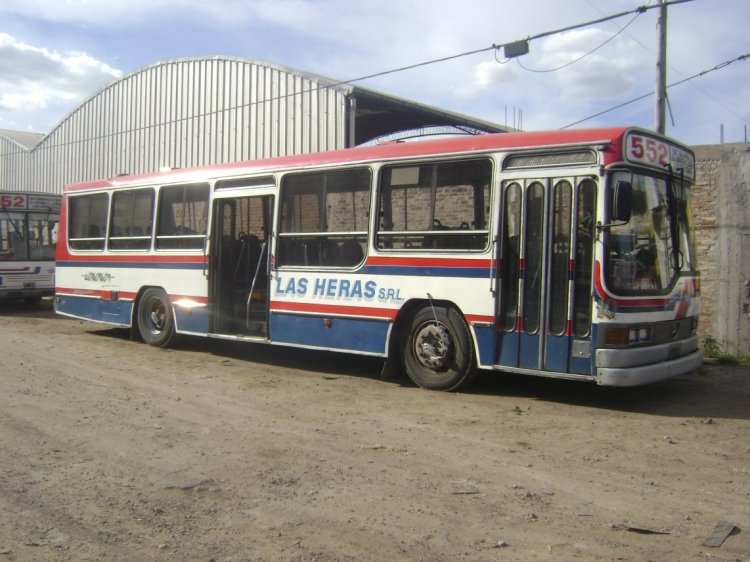 Mercedes-Benz OH 1621 L - Ei-Var - Las Heras S.R.L.
CEU 802
Línea 552 - Interno 10
Otro coche capitalino para esta local de Lomas de Zamora. 
Ya promediando el 2010, no era normal que una pequeña linea comunal 
adquiera de estos coches grandes y gastadores, este llegó de tercera 
mano de la linea 118 (no le cambiaron NADA la librea aprovechando los 
colores), donde fuera el interno 6. Anteriormente, había sido el 65 de la línea 39.

http://galeria.bus-america.com/displayimage.php?pos=-28784
Palabras clave:  