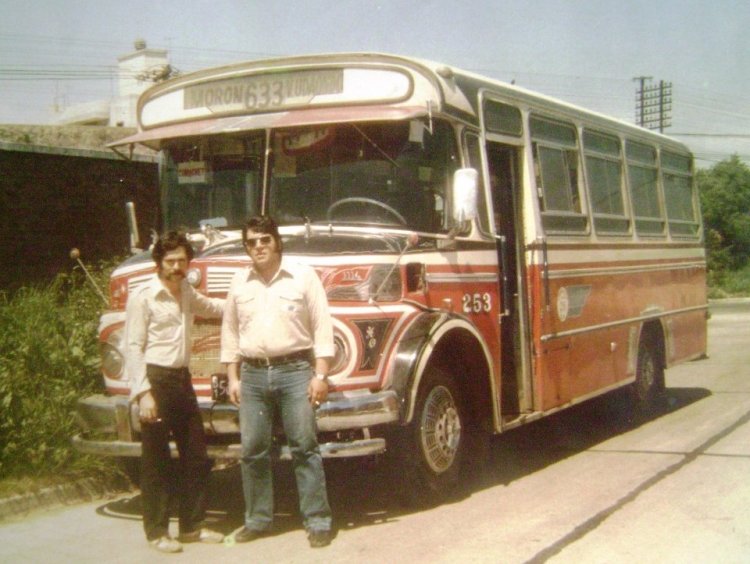 633 253 Biglia
Foto de mi primer amigo chofer de la 216, Hector Hernandez,quien me cedió esta foto del Biglia 1114 modelo 1979 de la vieja 633.
Palabras clave: 216 633 253