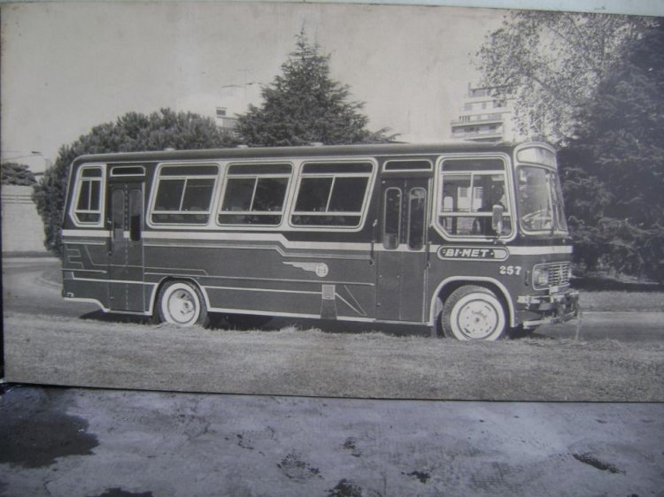 MB OC1214 Bi-Met Linea 633 Int.257
Linea 633 Interno 257, foto gentileza de carrocerías Bi-Met. Notese el corte de pintura en su parte inferior, con esas rayas que se dejaron de utilizar alla por el año 1982/83.
Palabras clave: Bi-Met 216 633 257