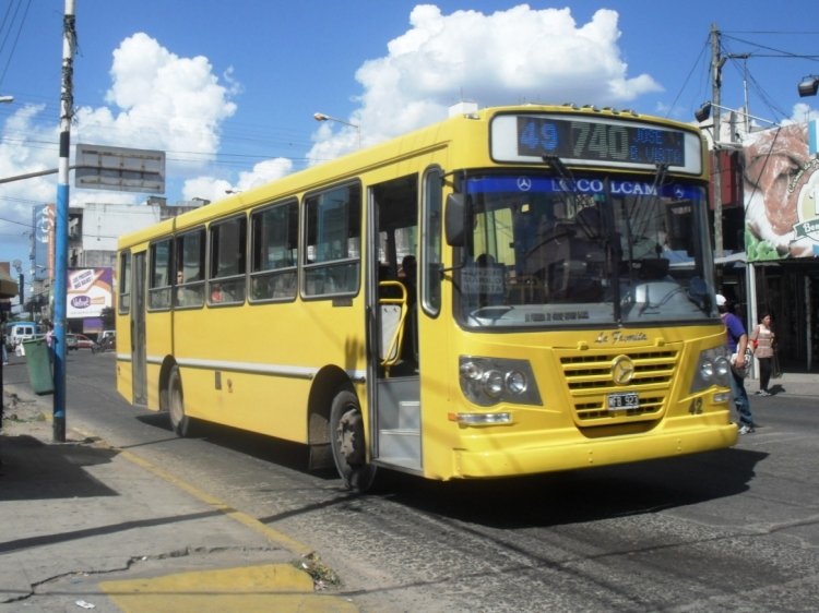 Mercedes-Benz OF 1418 - La Favorita - La Primera de Grand Bourg (Rosario Bus)
MFB 923
Línea 740 - Interno 42
Ex celeste, ahora amarillo...
