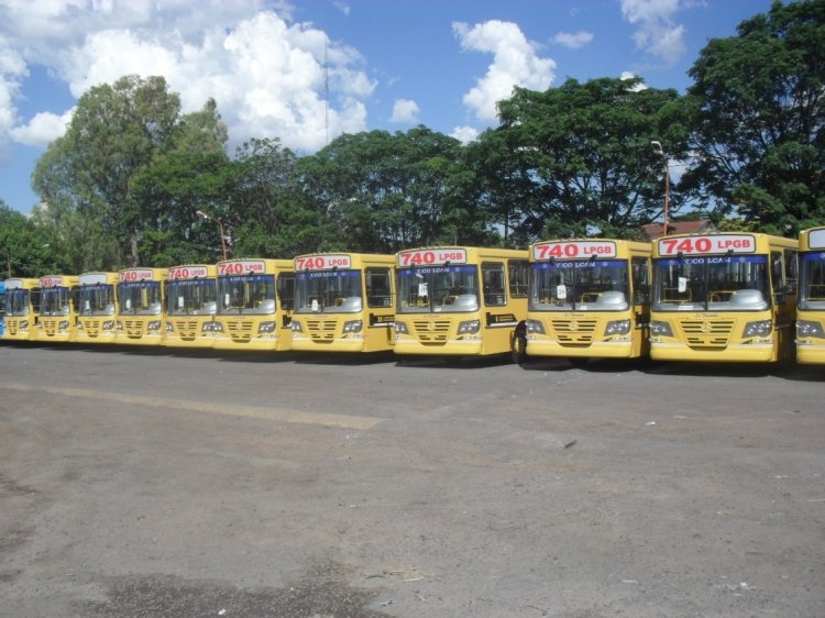 Mercedes-Benz OF 1418 - La Favorita - La Primera de Grand Bourg (Rosario Bus)
Línea 740 - Varios internos
El futuro de la Línea 740, de la mano de RosarioBus. 
Una veintena de unidades 0 km, numeración interna baja, cartelera 
fija y la sigla en la misma. Todos aún sin patentar, saldrán a rodar 
en los próximos días. 
Una mención especial a la gente VIEJA de la L.P.G.B. que me dejó 
entrar al playón de "La Quinta" a tomar estas fotografías. 
