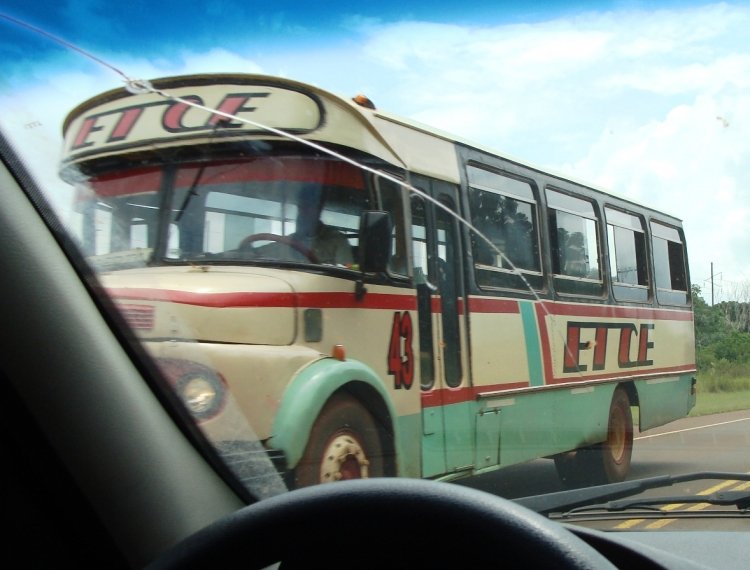 Mercedes-Benz LO 1114 - Crovara - E.T.C.E.
Línea 1 - Interno 43
En 2014, andando por Ruta 14 en El Dorado (Misiones) volví a ver en servicio a un noble LO 1114, carrozado seguramente entre 1986 y 1988, con mas de 26 años de servicio en el lomo...
