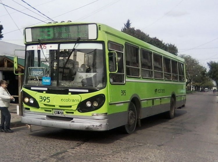 Mercedes-Benz OF 1417 - La Favorita - Ecotrans Consultores Asociados
GKK 521
Línea 153 - Interno 395
Varias cosas para marcar. 1º) Un OF al servicio en una línea de jurisdicción 
Nacional. Prohibido. 2º) La cartelera de este 153, aún conserva los destinos 
"Primera Junta".. y "Once"!!!. Foto 27/09/2013, en Ituzaingó.
