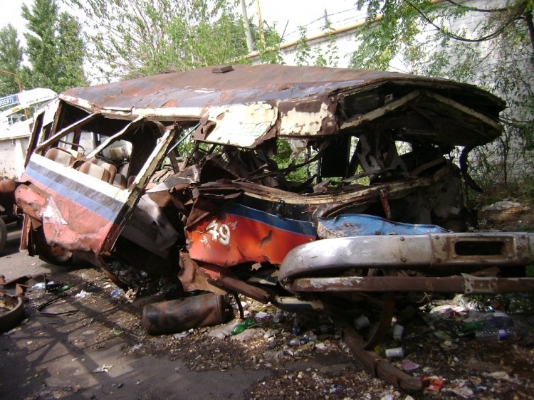 Mercedes-Benz LO 1114 - C.E.A.P. - La Primera de Grand Bopurg
B 2125181 - TSI 926
Línea 440 - Interno 49
Este es el coche lamentablemente siniestrado en un paso a nivel de 
San Miguel, el 18 de Junio de 2006, cuando el chofer iba mandando 
mensajes de texto desde su celular, cruzó con la barrera baja y no 
vio venir la formación ferroviaria. Fallecieron 6 personas. El coche 
quedó arrumbado así, en este estado, en el fondo del playón de 
LPGBSA hasta el cese de la misma. 
La foto está tomada el 2 de abril de 2011.
