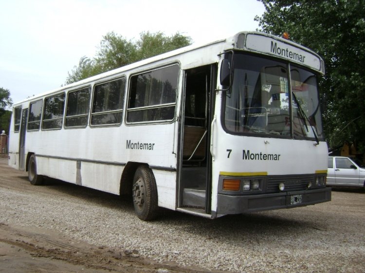 Zanello UN 10.40 - La Favorita - Montemar
B 2314887 - RRL 232
Línea 1 - Interno 7 
Local de Pinamar. Esta unidad, en sus comienzos, estuvo afectada a los servicios de la otra linea de la empresa: 216. Seguramente, Zanello transformado a MB como todos los coches de esta empresa.
Palabras clave: Montemar