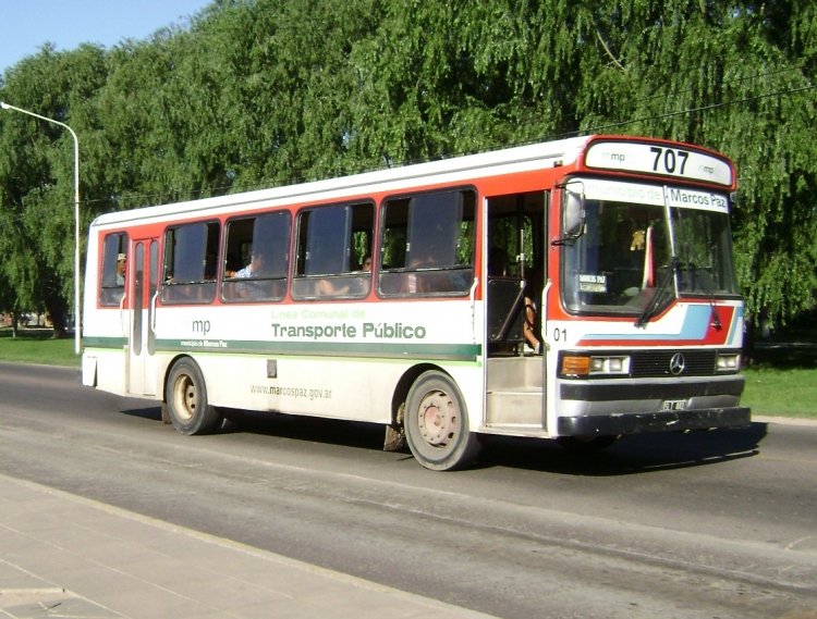 Mercedes-Benz OH 1316 - Supercar - Municipalidad de Marcos Paz
B 2534048 - SLT 441
Línea 707 - Interno 1
Marcos Paz tiene un solo recorrido comunal, numerado 707 y operado 
por la misma municipalidad con un puñado de coches con pasado en la 
bahiense Micro Sur, que andan con la trompa de la vieja 506 y a los 
costados un simple repintado de blanco con el agregado de una franja verde. 
En este caso, un viejo Supercar raudamente tomado en la Ruta 200 
Febrero de 2010.

