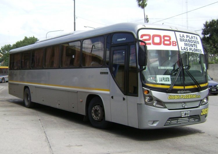 Mercedes-Benz OF 1722 - Comil (en Argentina) - Unión Platense
HNP 570
Línea 208 B - Interno 303 [ex Linea 388 "M.O. Ciudad de Brandsen"]
Cuando en 2010 le caducaron el piso a la M.O. Cdad de Brandsen", dos 
empresas tomaron sus servicios. El que unía Brandsen con La Plata 
quedó para Unión Platense, que inauguró la Linea 208 B. 
Foto Febrero de 2010.
