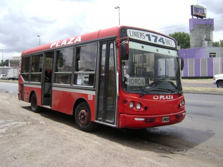 El Detalle OA 106 - El Detalle - Plaza
DSJ 071
Línea 174 - Interno 1059
"Liniers - 174 - Once". No es la confirmación del rumor de la nueva Linea 77. 
Es otra de las desprolijidades del Grupo Plaza. 
La foto no es actual, es del 29 de enero de 2009. Y la unidad, obviamente, 
pertenece a la Linea 104.
