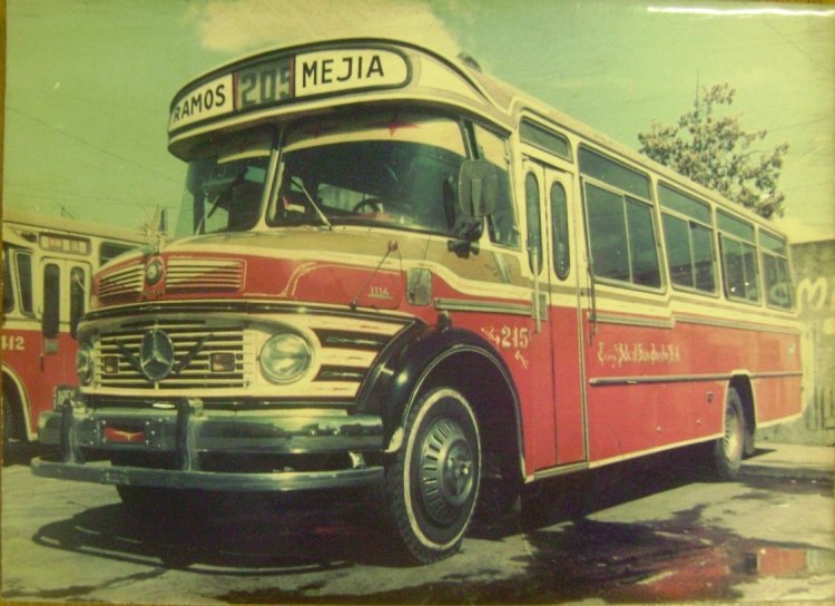 Mercedes-Benz LO 1114 - Alcorta - Transporte Ideal San Justo
Línea 205 - Interno 215
Otro comentario de Esteban... "los coches rotaban en los ´80"... 
Aqui, un "RAMOS...205....MEJIA" pero con numero intercambiable. 
Gentileza N.I.S.A.
