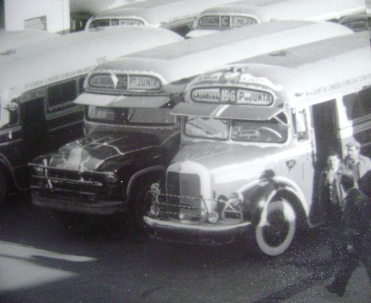 Transporte Ideal San Justo - Terminal
Atrás de los dos 196, se ve una unidad de la Linea C, embrión de la actual Linea 621.
"C" era "corto" de la 196. Cortaba, como lo dice su cartelera, en Ramos Mejía.

Fotografía: Gentileza de N.I.S.A.
[Datos de derecha a izquierda de abajo hacia arriba]
