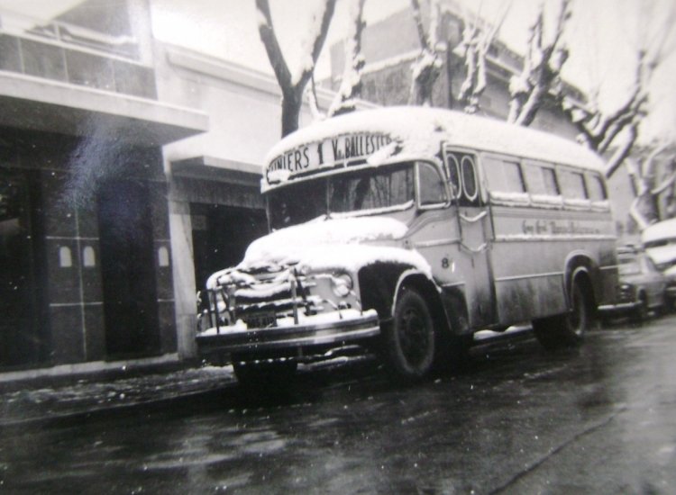 Linea 1 (237) Int.8
Foto cedida por la familia Luchetti, de un viaje realizado junto al componente de esta undad a Mendoza. Al salir del hotel se encontraron con el coche bañado en nieve... Empresa General Manuel Belgrano, Linea 1 luego 237.
