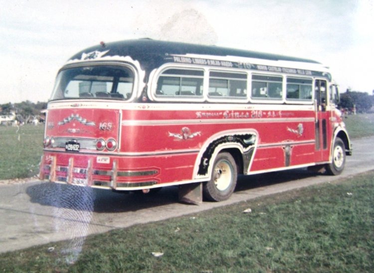 Mercedes-Benz LO 1112 - A.L.A. - Empresa Línea 216
B 139632 
Línea 216 - Interno 165
Clásica fotografía de ablande, pero rara en colores por la fecha: 
Julio de 1965. Uno de los tantos viajes de la Familia Luchetti. 
Aquí, su carrocería fetiche: A.L.A.

http://galeria.bus-america.com/displayimage.php?pos=-25320
