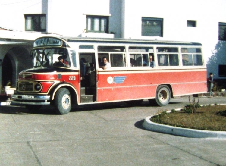 Mercedes-Benz LO 1114 - ALA (PriMa) - Empresa Línea 216
B 2148565 - VUK 841
Línea 634 - Interno 220
La segunda parte de la década del '80 fue muy prolifera en cuanto 
a diversidad de carrocerías, en la Empresa Linea 216. Si bien el 
predominio era de Bi-Met, también estaban representadas Ala Prima, 
Splendid, Ottaviano, San Juan y Fram. Todas estas empresas 
carrozaron unidades 0km entre 1986 y 1988, sobre el clasiquisimo LO 1114. 
Este Ala, luego siguió su vida útil en la Linea 55, donde fuera el interno 35. 
Foto de Familia Luchetti.
