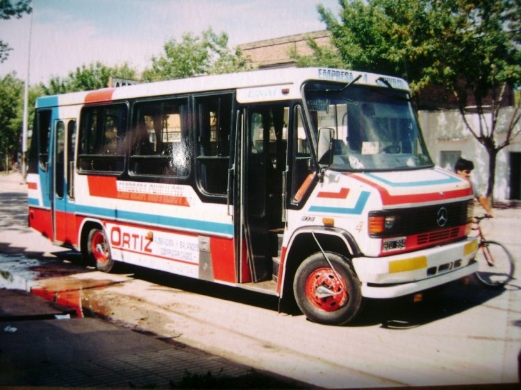 Mercedes-Benz LO 814 - Ei-Var - Empresa Chivilcoy
BIU 494 
Cuando Empresa Chivilcoy renovó la flota de LO 1114 que poseía, lo hizo por estos Ei-Var traídos de San Juan.
Al dejar el servicio urbano en manos del Municipio, emigraron a Mercedes donde siguen prestando servicio con
los mismos colores y números de interno en la local Micro Ómnibus Mercedes. Foto del año 2002.
