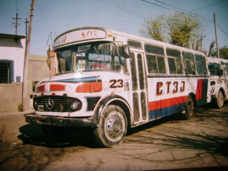 Mercedes-Benz LO 1114 - ALA (PriMa) - Cooperativa 3 de Julio
B 2193155 - WCS 794
Líneas 500/503 - Interno 23
ALA de larga trayectoria, inicia en la Linea 643 del Partido de Morón. Al fundir la
"Empresa San Martín 2, emigra a Campana donde pasa a ser el interno 3 (y luego 23)
de la linea 505 "Empresa de Transportes Alberti" (la misma que explotaba la Linea 745 en Don Torcuato).
También funde esa empresa y recae en Zárate. Foto del año 2002
