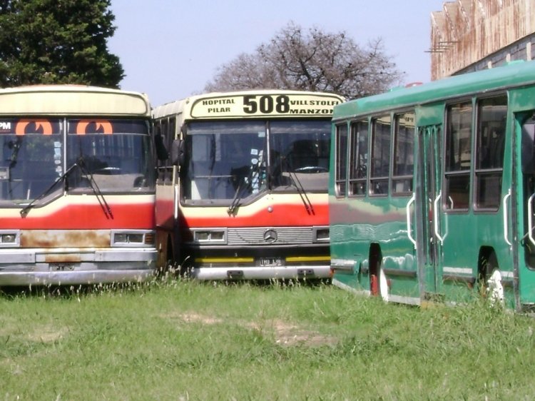 Mercedes-Benz OH 1316 - BUS - Línea 508
C 1583292 - THO 138
Línea 508
Unidad ex TARSA, al llegar a la 508 de Pilar decidieron ponerle en cartelera,
como corresponde, los nuevos destinos... Pero se ve que andaban cortos de letras:
"HOPITAL", "VILLSTOLFI"... 
La foto está tomada con el coche ya radiado, en el predio de Materfer de
Ruta 4 (Camino de Cintura), el 5 de febrero de 2011

