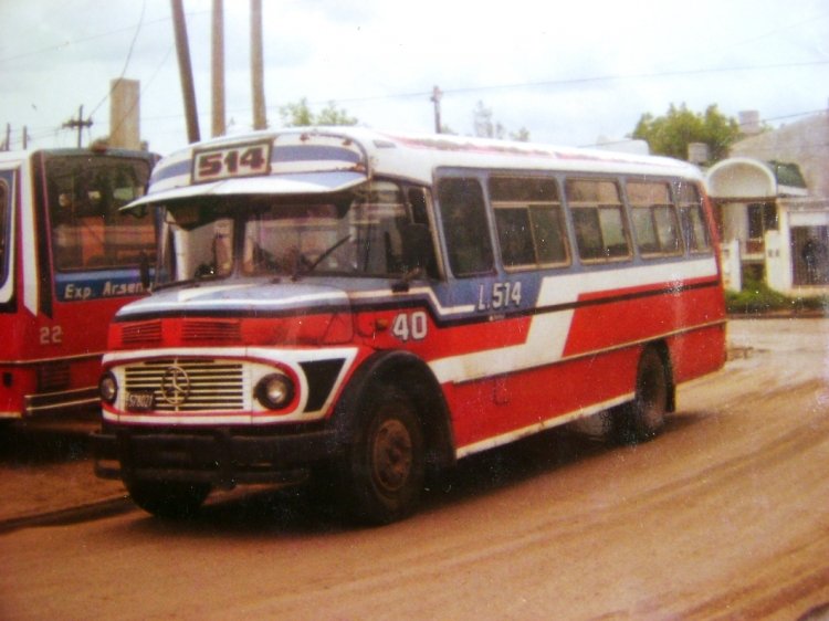 Mercedes-Benz LO 1114 - La Unión - Expreso Arzeno
B 1578021
Línea 514 - Interno 40
La foto fue tomada en la empresa allá por 1997/1998.
