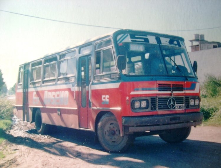 Mercedes-Benz OC 1214 - Biglia - Expreso Arzeno
B 1768860 - WGK 217
Línea 514 - Interno 56
Otro OC 1214 que engalanaba la flota de la vieja 514 a fines de la década del 90
